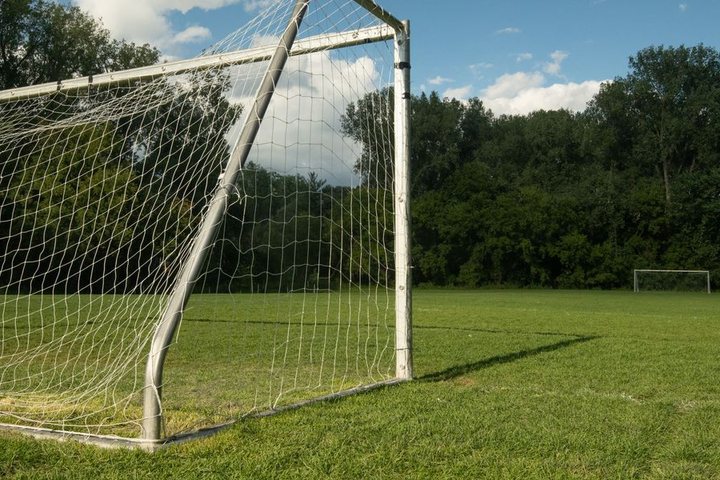 晴れた日のサッカー場のゴール