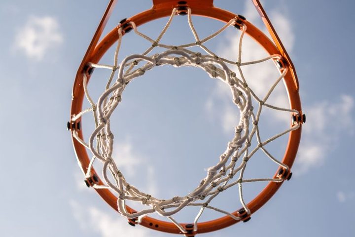 下から見上げたバスケットボールのゴール