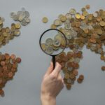 海外積立投資 完全ガイド 2026年版 - 世界地図と硬貨