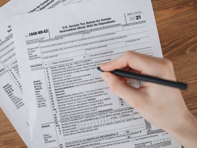 確定申告書と電卓