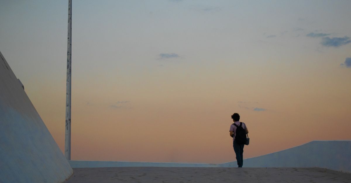 夕暮れの中を前に歩く人｜失敗を勉強代と割り切り前に進む