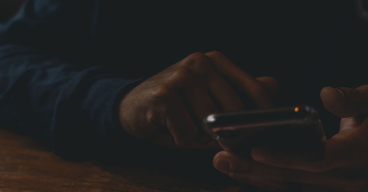 スマホを操作する手元｜SNSやDMで届く副業詐欺の勧誘