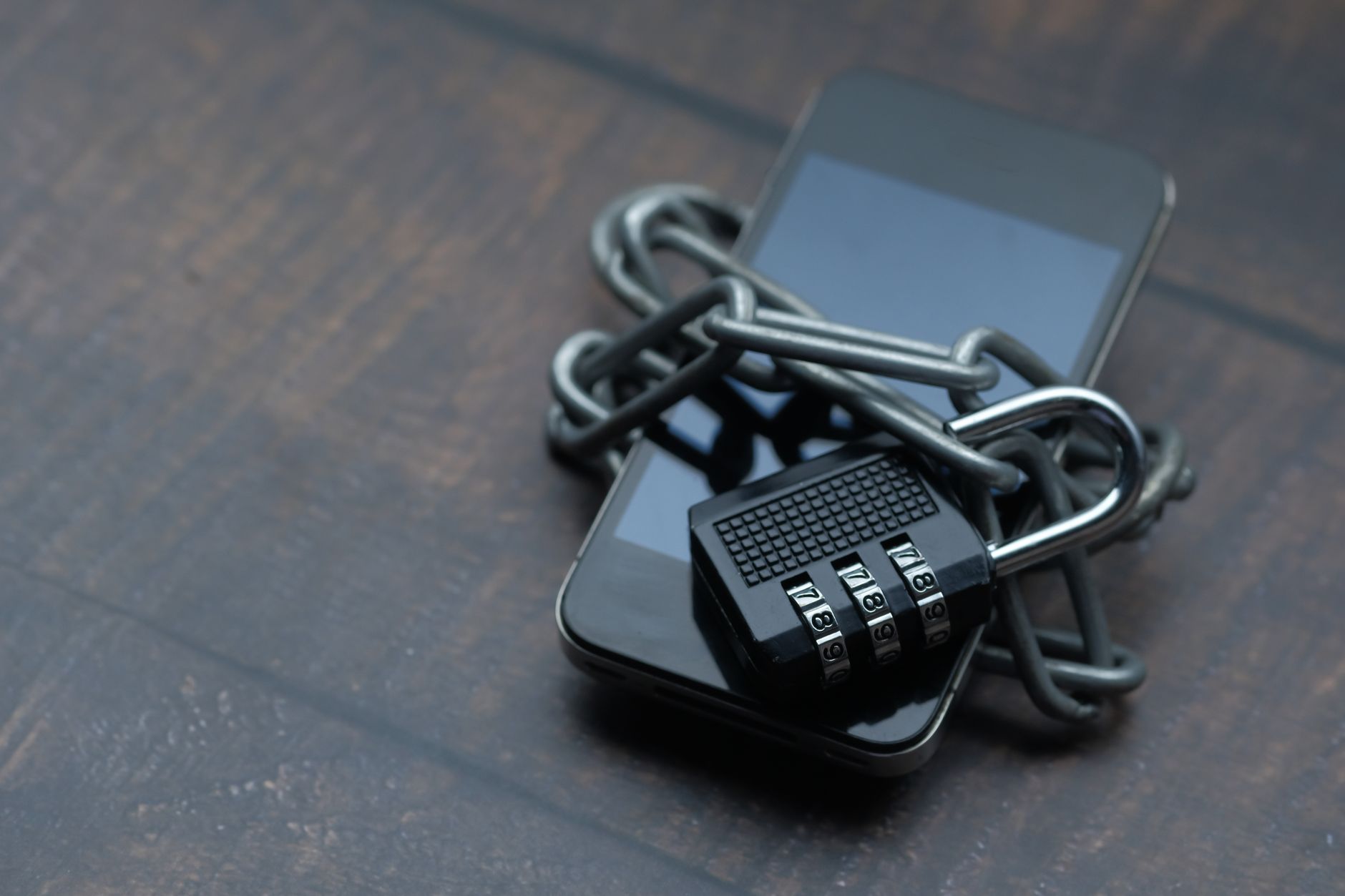 実家の固定電話を詐欺から守るイメージ